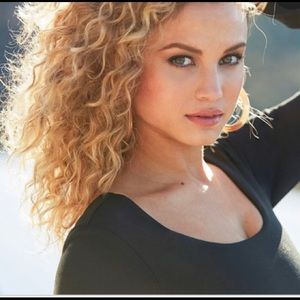 Meet your Posher, Mia